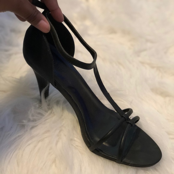 LE CHATEAU SIMPLE BLACK HEELS - Picture 2 of 2